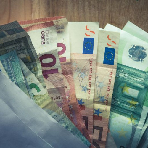 Escrocherie în Bacau: Un bărbat a pierdut 7.000 euro înainte de nuntă
