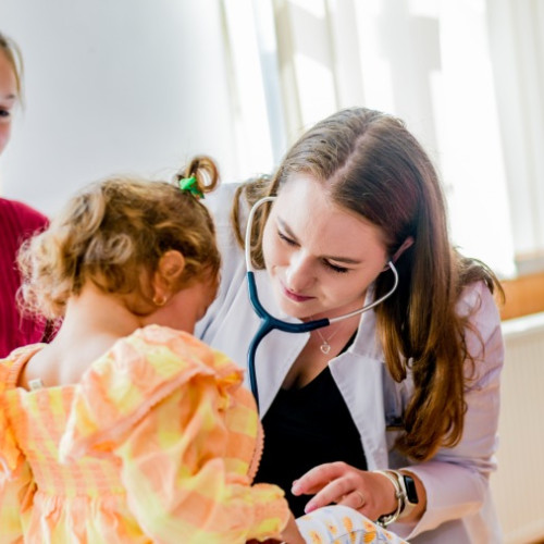 Caravana cu medici aduce servicii medicale gratuite copiilor din comuna Balcani, județul Bacău