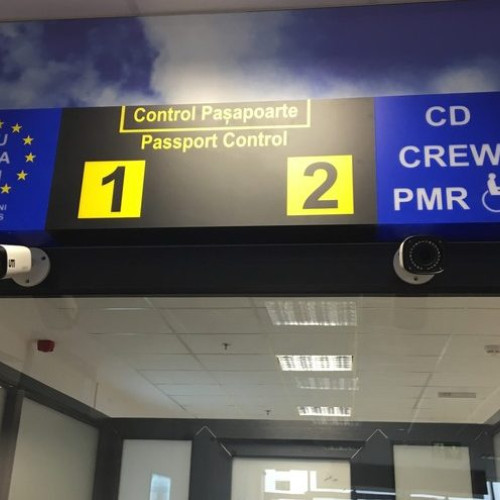 Femeie de 28 de ani, urmărită internațional, prinsă la aeroportul din Bacău