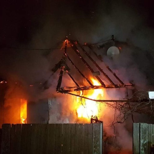 Pompierii din Bacău intervin la două incendii într-o singură noapte