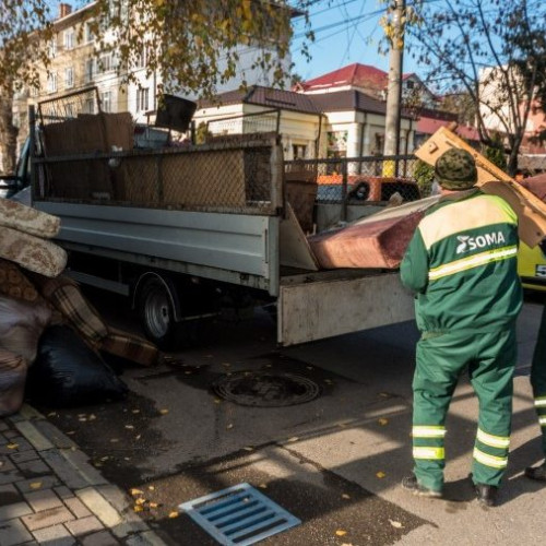 Curățenia de iarnă în municipiul Bacău, cu campania de colectare a deșeurilor voluminoase și periculoase