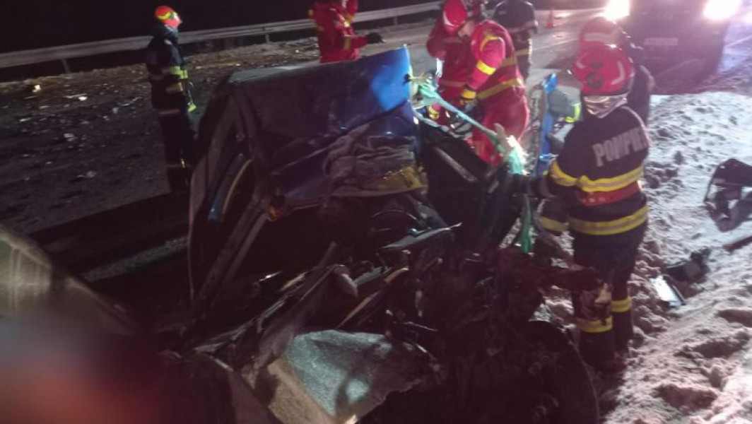FOTO. Accident în Suceava: un bărbat mort, altul rănit în ciocnirea dintre maşină şi camion pe centură