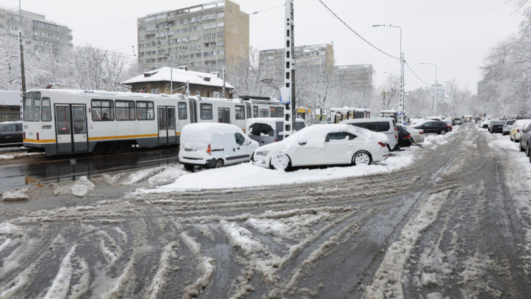 Confruntarea zăpezii în București: Trotuarele pline de gheață ridică tensiuni între primarii