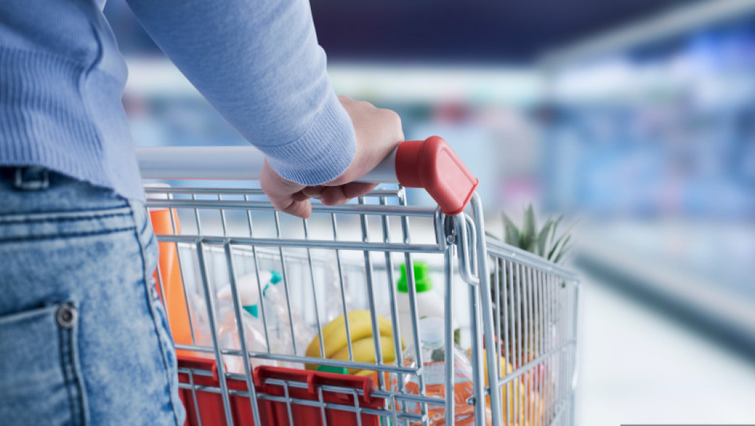 Românii plătesc cu 18% mai mult pentru coșul minim de cumpărături