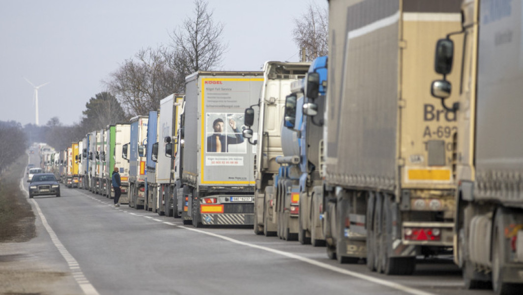 Noile reglementări privind rovinieta pentru șoferii de TIR cu timp de așteptare la vamă
