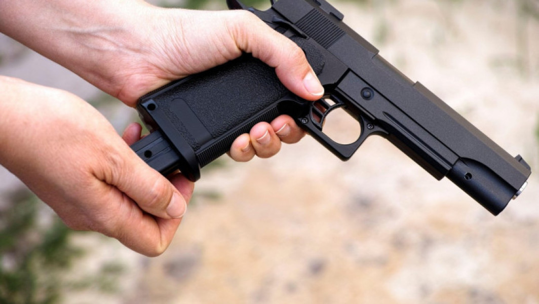 Un bărbat a fost reținut în București după ce a folosit un pistol airsoft într-un tramvai și a distrus geamurile unui balcon și ale câtorva magazine