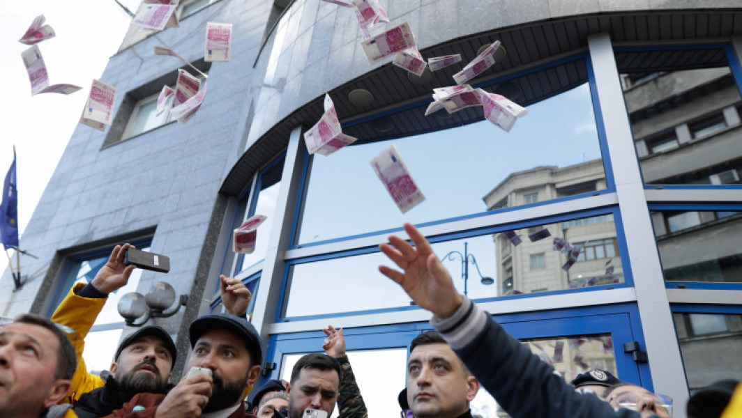 Video Protest al AUR în fața sediului ASF: George Simion, împiedicat de jandarmi să pătrundă în clădire
