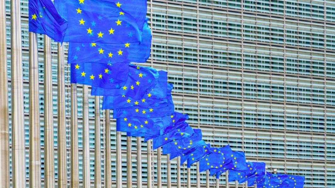 Uniunea Europeană a amendat Apple și Meta cu 700 de milioane de euro