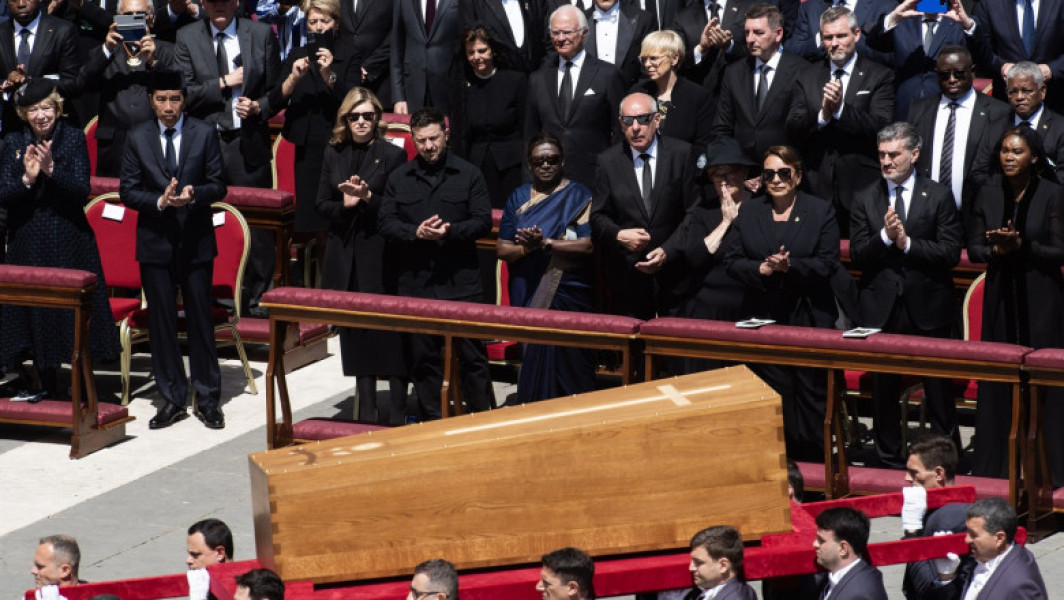 Vaticanul a încălcat protocoalele pentru a-i oferi lui Zelenski un loc prominent la funeraliile papei
