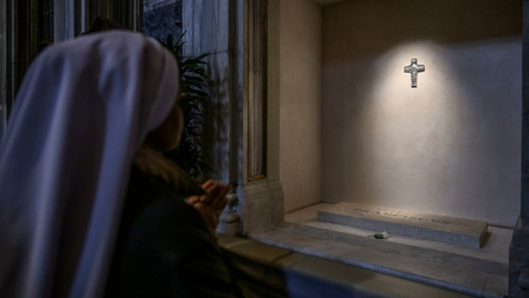 Oameni aduc omagiu papei Francisc la mormântul său