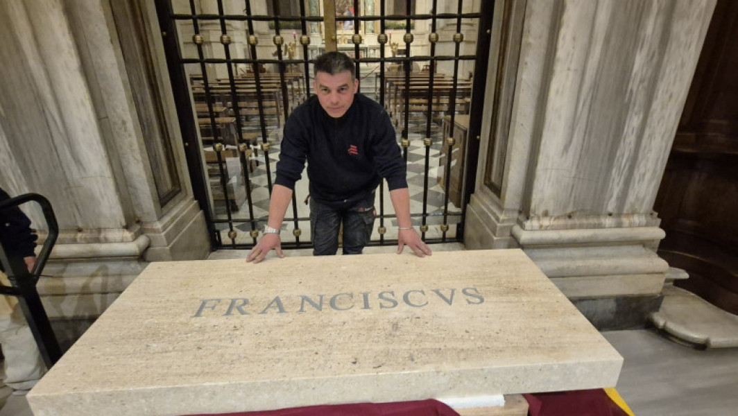 Un român din Satu Mare a contribuit la construirea mormântului papei Francisc