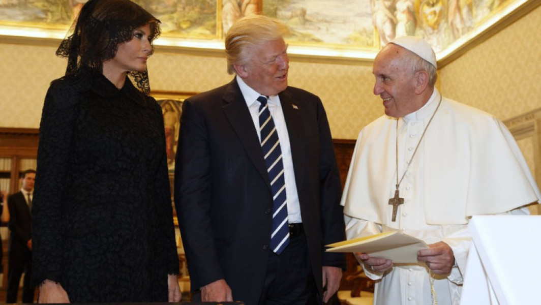 Donald Trump glumește despre rolul de papă