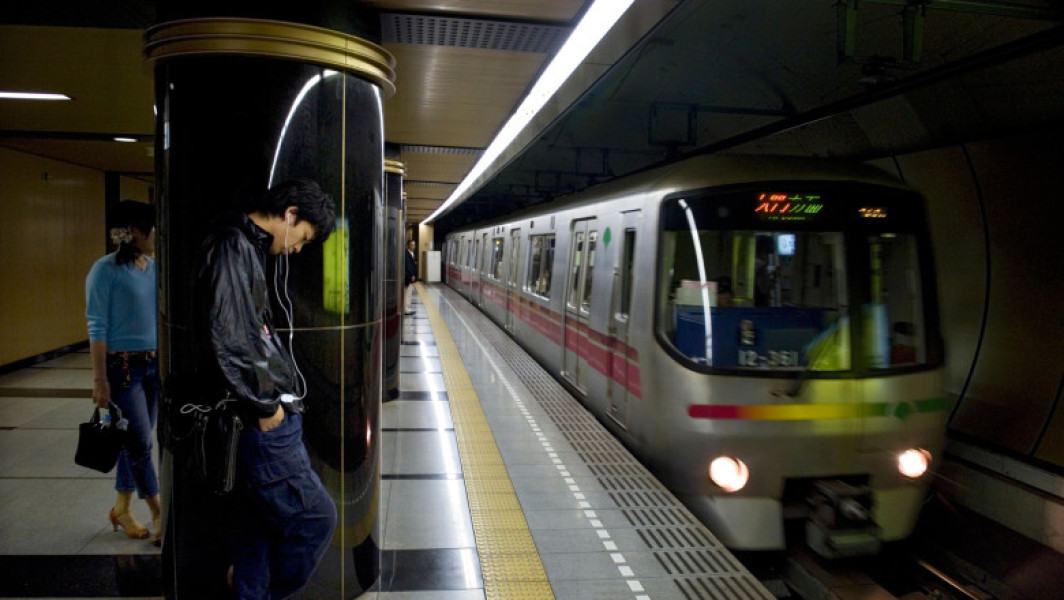 Atac cu cuțitul în metroul din Tokyo