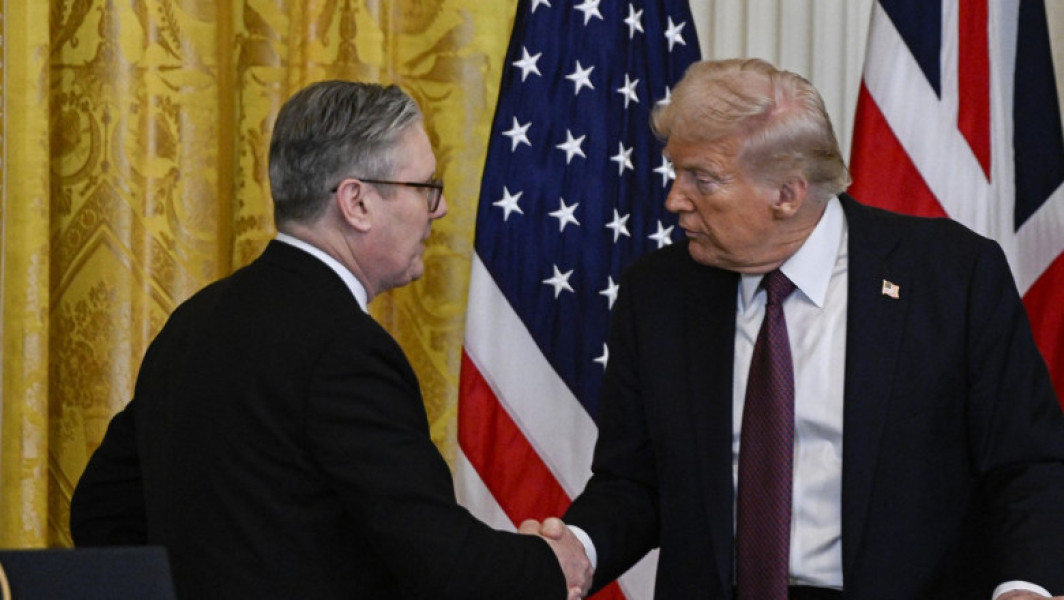 Trump anunță un acord comercial "total și complet" cu Regatul Unit