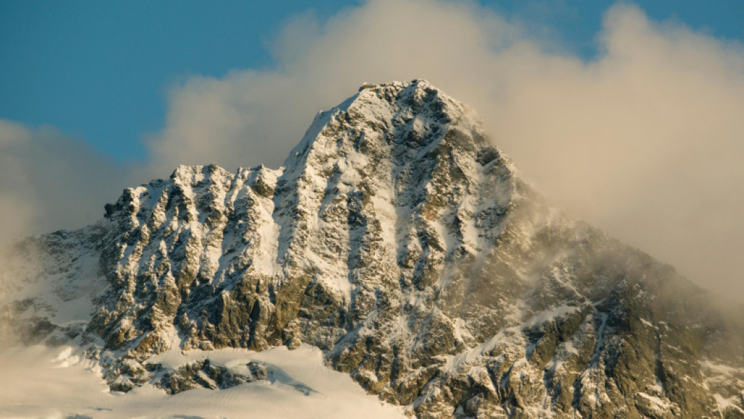 Alpinist supraviețuitor după o cădere de peste 120 de metri în North Cascades