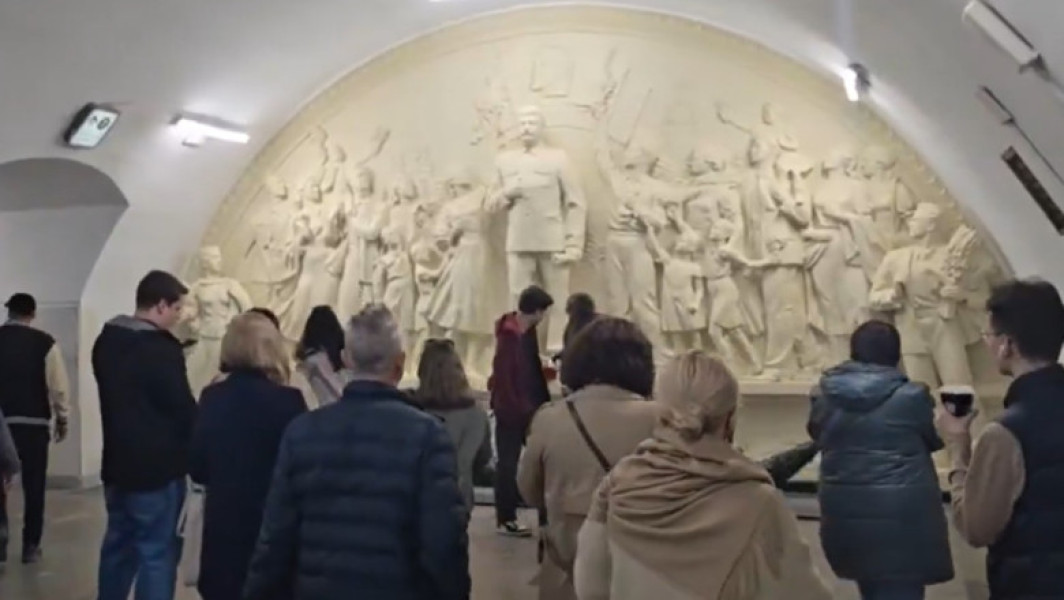 O statuie a lui Stalin reinstalată la metroul din Moscova