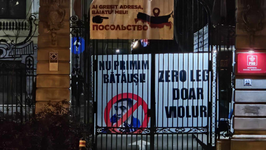 AUR, scandal la toate sediile PSD din țară - PSD-iștii îl întâmpină pe Simion cu pancarte în rusă