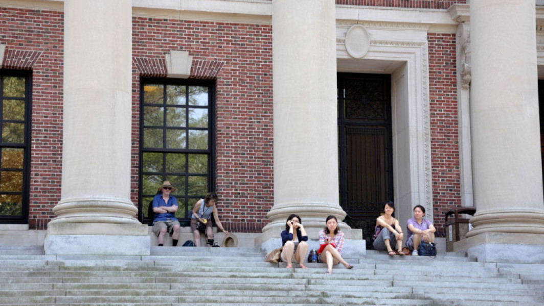 Administratia Trump interzice Harvard să accepte studenți străini