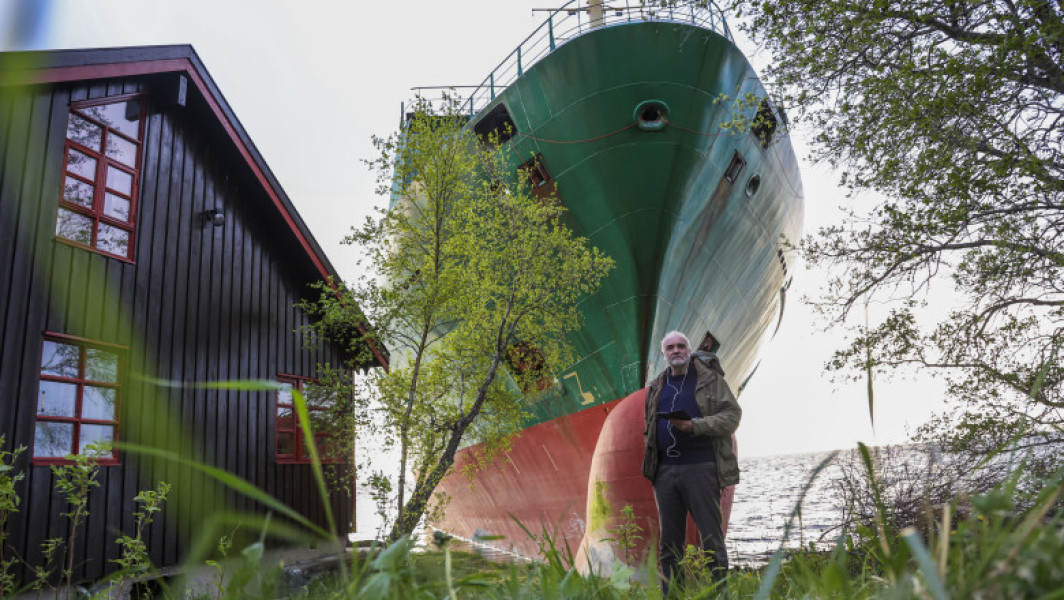 O navă cargo a eşuat în grădina unui bărbat din Norvegia
