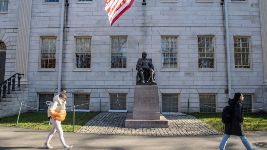 Studenții chinezi de la Harvard anulează zborurile și solicită consiliere legală