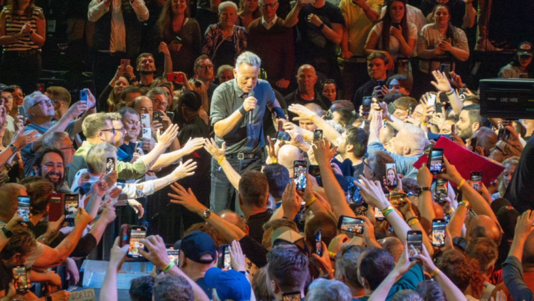 Bruce Springsteen îl critică din nou pe Donald Trump în concert la Paris