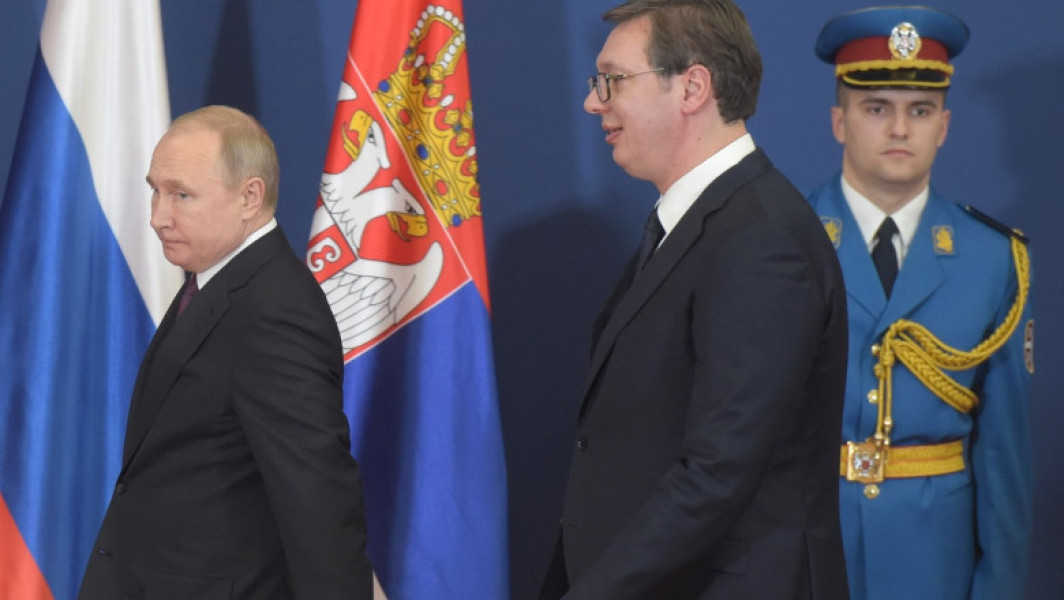 Serbia a furnizat Ucrainei sute de mii de proiectile, în ciuda relațiilor apropiate cu Rusia, relatează digi24.ro. Potrivit Serviciului de Informații Externe rus (SVR), aceste operațiuni s-au desfășurat prin intermediul unor state membre ale NATO, utilizând scheme cu certificate false și țări intermediare, precum Polonia, Bulgaria și Republica Cehă. Recent, aceste livrări au fost extinse către țări africane, explică serviciul rus de spionaj.
