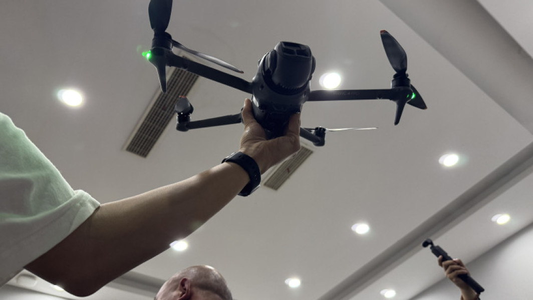 Beijingul a oprit livrările de drone către Ucraina și alte țări europene, continuând în același timp livrările către Rusia, potrivit Bloomberg. Presedintele Ucrainei, Volodimir Zelenski, citează această informație și menționează că "Mavic-ul chinezesc este deschis pentru rusi, dar este închis pentru ucraineni". El a declarat că există linii de producție pe teritoriul Rusiei, unde sunt prezenți reprezentanți chinezi, noteaza digi24.ro.