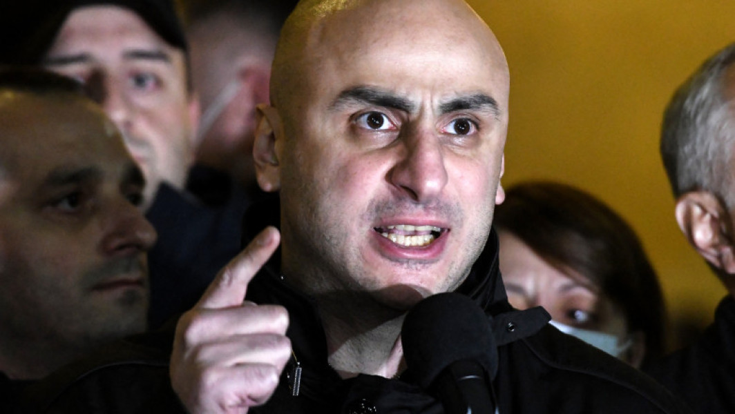 Poliția din Georgia a arestat liderul opoziției, Nika Melia, într-o acțiune care a fost descrisă de avocatul său drept „rapire” și „abuz de forță”. Potrivit avocatului Ghiorghi Kondahasvili, autoritățile au folosit forța pentru a-l reține pe Melia, luându-l fără explicații clare, notează digi24.ro.