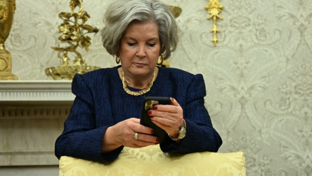 FBI a deschis o anchetă privind tentativa de acces ilegal la telefonul Susie Wiles, șefa personalului Casei Albe și aliată apropiată a lui Donald Trump, potrivit digi24.ro. Conform BBC, incidentul implică una sau mai multe persoane care au încercat să se dea drept Wiles pentru a contacta oficiali de rang înalt din SUA.