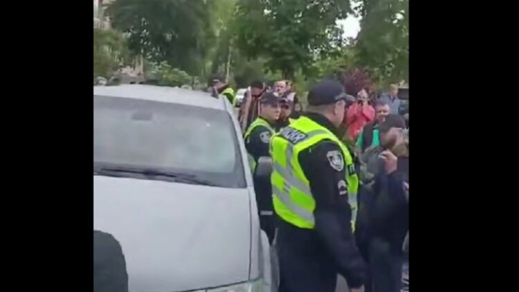 Masiv act de rezistență împotriva recrutării militare în Ucraina: aproximativ 100 de persoane blochează un vehicul al armatei în Kamianet-Podilskii