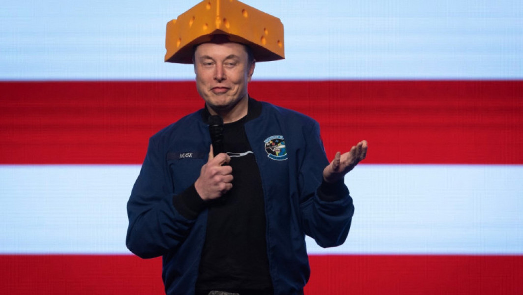 Elon Musk, implicat în consumul de droguri în timpul activităților sale politice, potrivit surselor citate de New York Times, a fost unul dintre cei mai apropiați consilieri ai lui Donald Trump, consumând ketamină pe scară largă. Potrivit acestora, Musk lua aceste substanțe în mod regulat, ceea ce i-a cauzat probleme cu vezica urinară și chiar a dus la o rezervă zilnică de aproximativ 20 de pastile. Sursele anonime, apropiate de Musk, notează că acesta a consumat ketamină, ecstasy și ciuperci psihedelice în timpul campaniei prezidențiale și în perioada în care avea un rol important în guvern, în cadrul "departamentului pentru eficiența guvernamentală" - Doge, conform informațiilor publicate de New York Times.