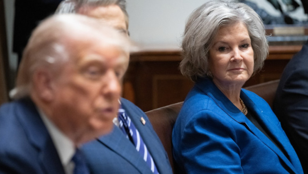 O persoană necunoscută s-a dat drept Susie Wiles, șefa de cabinet a lui Donald Trump, și a contactat republicani importanți și directori de companii prin apeluri și mesaje text. Potrivit surselor, ancheta federală încearcă acum să descopere cine se află în spatele acestei acțiuni și care este scopul acestei scamatorii, notează digi24.ro.