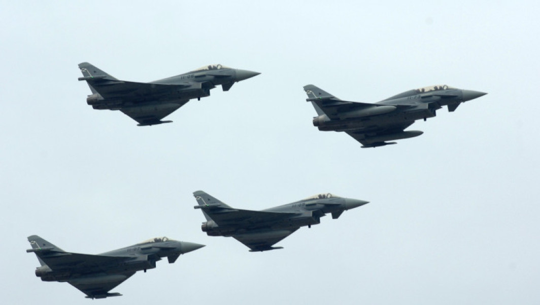 NATO ar putea domina spațiul aerian într-un eventual conflict cu Rusia, arată un raport comandat de Forțele Aeriene ale SUA, citat de publicația militara Stars and Stripes. Potrivit acestuia, o astfel de situație le-ar oferi aliaților un avantaj decisiv pe câmpul de luptă.
