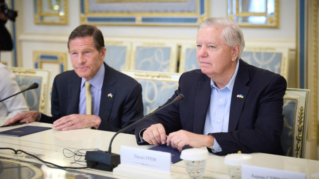 Senatul SUA va începe, potrivit unor declarații ale senatorului Republican Lindsey Graham, demersurile pentru adoptarea unui nou proiect de lege săptămâna viitoare, care prevede sancțiuni drastice împotriva Rusiei. Acest proiect propune impunerea unor tarife de 500% asupra importurilor de petrol, gaz, uraniu și alte produse din Rusia, notează digi24.ro.