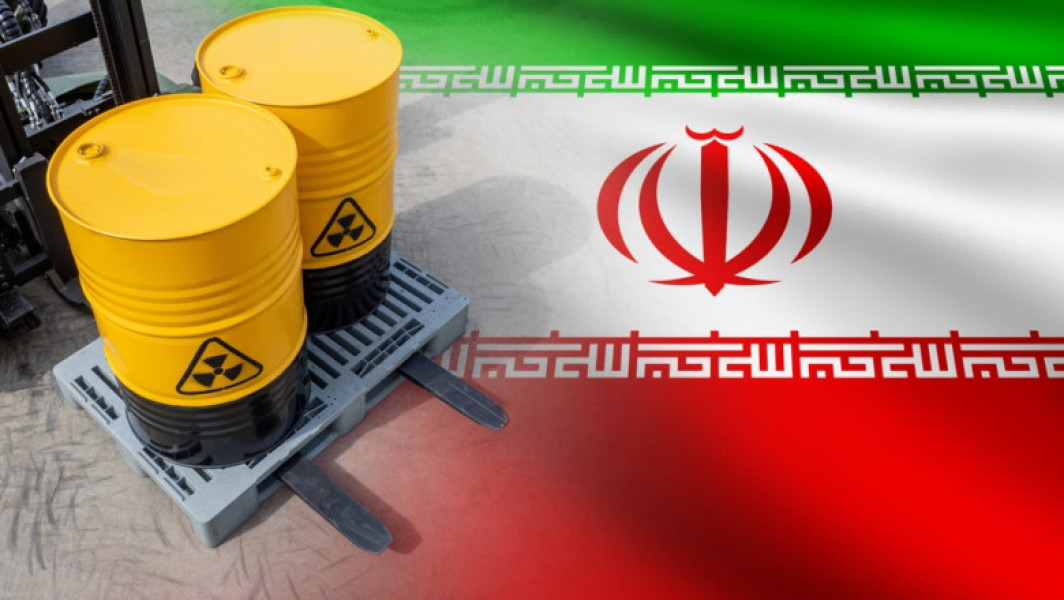 Iranul continuă activitățile nucleare secrete, cu materiale nedeclarate, relatează digi24.ro, citând un raport confidențial al Agenției Internaționale pentru Energie Atomică (AIEA). Potrivit documentului, aceste activități au avut loc în trei locații, iar ancheta asupra lor este încă în desfășurare. Concluziile raportului "exhaustiv" al AIEA, solicitat de Consiliul Guvernatorilor al agenției în noiembrie, pot conduce la o inițiativă a Statelor Unite, Marii Britanii, Franței și Germaniei de a solicita ONU să declare Iranul în încălcare a angajamentelor sale privind neproliferarea nucleară. O astfel de rezoluție ar putea duce la o înrăutățire a relațiilor cu Teheranul și ar complica negocierile nucleare în curs între Iran și Statele Unite.