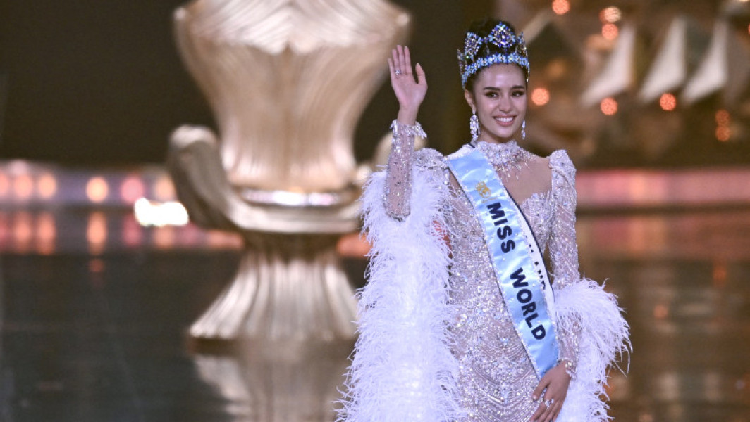Opal Suchata Chuangsri, noua Miss World 2025, a fost încoronată sâmbătă în India, în cadrul unui concurs internațional desfășurat la Hyderabad, în sudul țării. Potrivit digi24.ro, tânăra din Thailanda s-a clasat în fruntea unui grup de 108 participante, iar pe locurile următoare s-au situat Hasset Dereje Admassu din Etiopia și Miss Polonia.