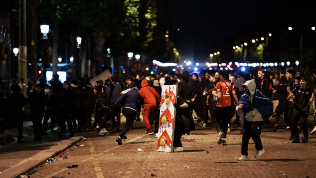 Peste 500 de persoane au fost arestate în timpul festivităților de la Paris după finala Ligii Campionilor dintre PSG și Inter Milano, conform sursei digi24.ro. Potrivit Ministerului de Interne al Franței, două persoane au fost declarate decedate și 192 au fost rănite în urma incidentelor.