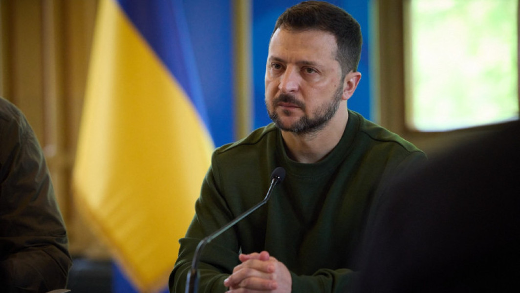 O delegație ucraineană va fi prezentă la Istanbul pe 2 iunie pentru discuții cu Rusia, relatează AFP, citat de RFI. Potrivit președintelui ucrainean Volodimir Zelenski, delegația va fi condusă de ministrul Apărării, Rustem Umerov, și va clarifica pozițiile Ucrainei înainte de întâlnirea de luni. Zelenski subliniază că prioritățile Kievului sunt obținerea unui armistițiu complet și necondiționat, precum și returnarea prizonierilor și a copiilor ucraineni răpiți de Moscova.