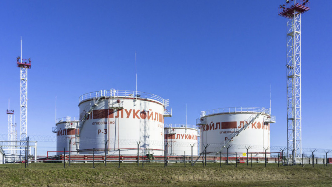Rusia a pierdut aproximativ 450 de miliarde de dolari în venituri din sectorul energetic, din cauza sancțiunilor internaționale, potrivit declarațiilor locotenent-colonelului Joby Rimmer, consilier militar superior la Misiunea Permanentă a Regatului Unit la OSCE. Acesta notează că sancțiunile au avut un impact profund asupra economiei Rusiei, iar populația se confruntă cu o instabilitate financiară crescută, ratele dobânzilor ajungând până la 21%.