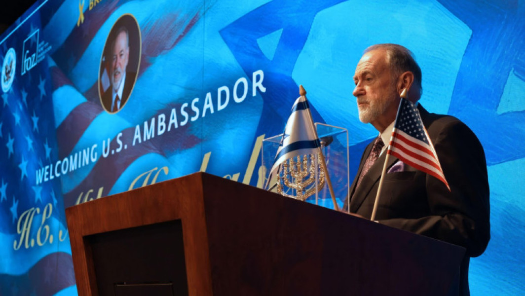 Ambasadorul american în Israel, Mike Huckabee, a criticat dur eforturile Franței de a promova recunoașterea unui stat palestinian, afirmând cu ironie că Parisul ar putea "rupe o bucată din Coasta de Azur" pentru a crea un asemenea stat. Potrivit AFP, Huckabee a spus: „Dacă Franța este cu adevărat hotărâtă să vadă un stat palestinian, am o sugestie: să rupă o bucată din Coasta de Azur și să creeze un stat palestinian. Ei (francezii) sunt bineveniți să facă asta, dar nu sunt bineveniți să impună acest tip de presiune asupra unei națiuni suverane.”