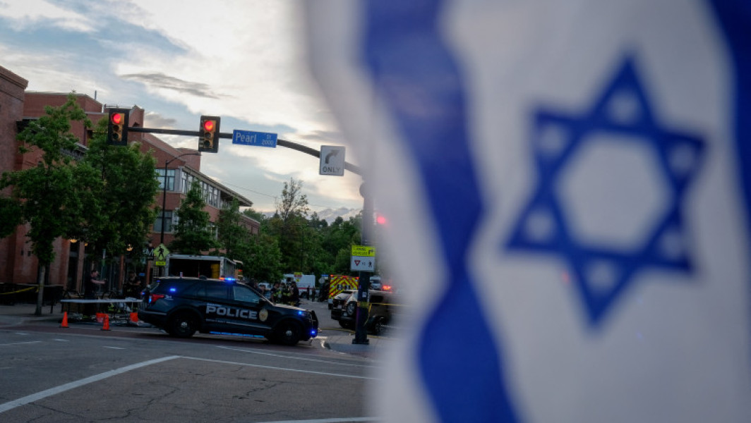 Un atac antisemit în Boulder, Colorado, a fost investigat de FBI, potrivit Digi24. Incidentul s-a produs în timpul unei adunări săptămânale a membrilor comunității evreiești, numită Boulder Run for Their Lives, care avea ca scop sprijinirea ostaticilor luați în timpul atacurilor din Israel din 7 octombrie 2023. La eveniment, suspectul Mohamed Sabry Soliman a folosit un aruncător de flacări improvizat și a aruncat un dispozitiv incendiar în mulțime, strigând „Palestina liberă!”, notează CNN și relatează și News.ro.