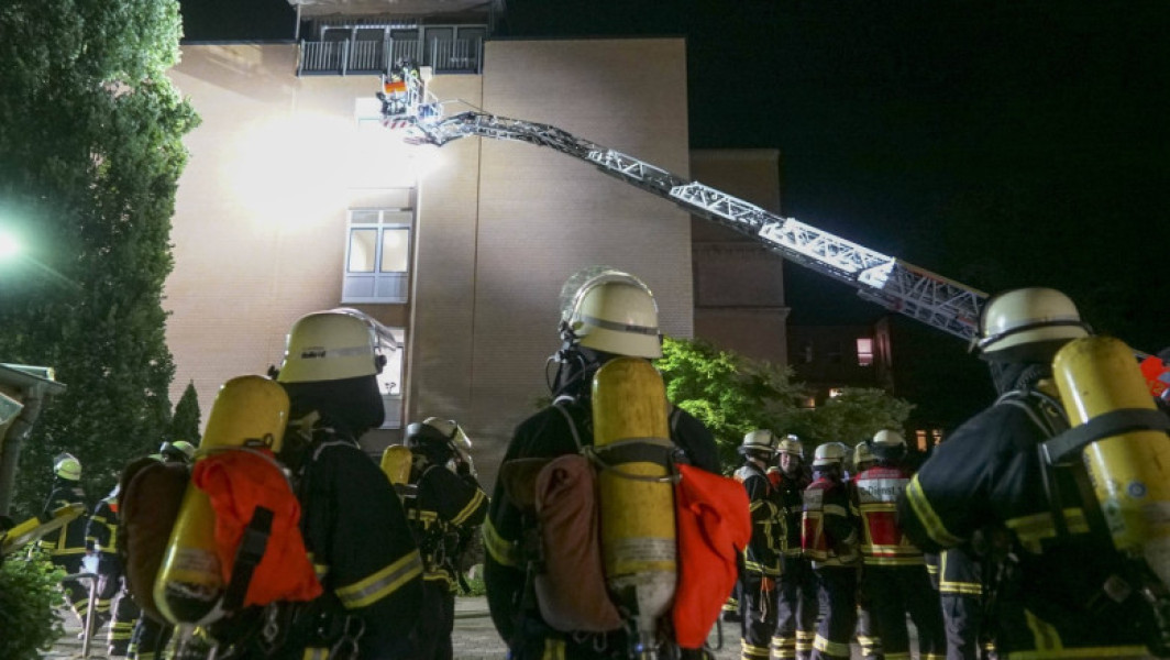 Un bărbat de 72 de ani, suspectat de incendierea unui spital din Hamburg, a fost arestat de poliția germană, relatează digi24.ro. Acesta era pacient în unitate, iar anchetatorii spun că ar putea fi principalul suspect în incendiu.