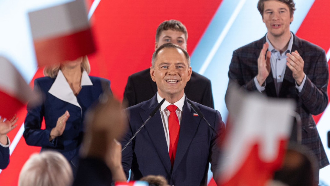 Karol Nawrocki, noul președinte al Poloniei, a câștigat alegerile prezidențiale din țară, conform rezultatelor oficiale publicate de Comisia Electorală Națională, notează digi24.ro. În turul doi desfășurat duminică, Nawrocki a obținut 50,89% din voturi, învingându-l pe primarul liberal al Varșoviei, Rafal Trzaskowski, care a avut 49,11%. Acest rezultat reflectă polarizarea din societatea poloneză, marcate de diferențe politice intense.