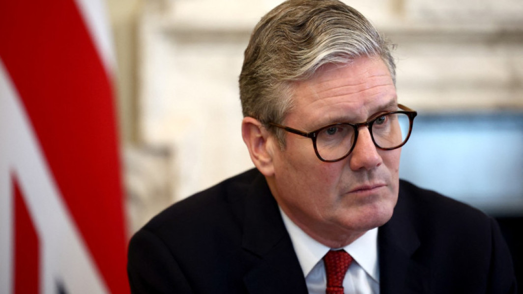 Regatul Unit trebuie să ia în serios amenințarea reprezentată de Rusia, a subliniat luni premierul britanic Keir Starmer, înainte de publicarea unei analize privind strategia de apărare a țării, care va acorda o atenție mai mare amenințărilor hibride. Potrivit Reuters, Starmer a declarat pentru BBC: „Nu putem ignora amenințarea pe care o reprezintă Rusia. Vedem ce s-a întâmplat în Ucraina în urmă cu trei ani.”