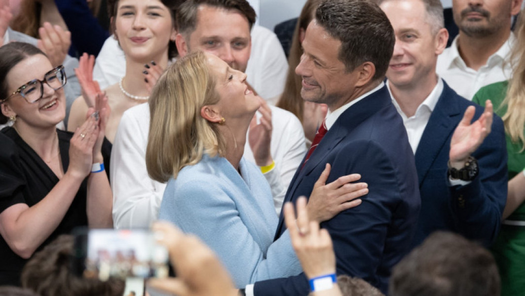 Karol Nawrocki a câștigat alegerile prezidențiale din Polonia, potrivit rezultatelor finale, cu 50,89% din voturi, notează digi24.ro. Contracandidatul său, Rafal Trzaskowski, s-a situat pe locul al doilea, la o diferență de 369.451 de voturi, conform Comisiei Electorale Naționale a Poloniei.