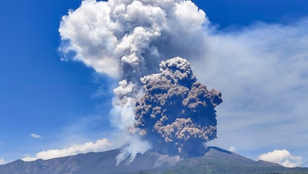 Vulcanul Etna a erupt din nou în Sicilia, informează Digi24.ro, fiind cel mai mare vulcan activ din Europa. Acest eveniment spectaculos a început de la primele ore ale zilei de luni, fiind caracterizat prin aruncarea de lavă incandescentă și cenușă. Potrivit Institutului italian de geofizică și vulcanologie (INGV), s-a observat un flux piroclastic, adică o avalanșă de cenușă, gaze și roci, declanșată de o prăbușire în partea nordică a craterului sud-estic.