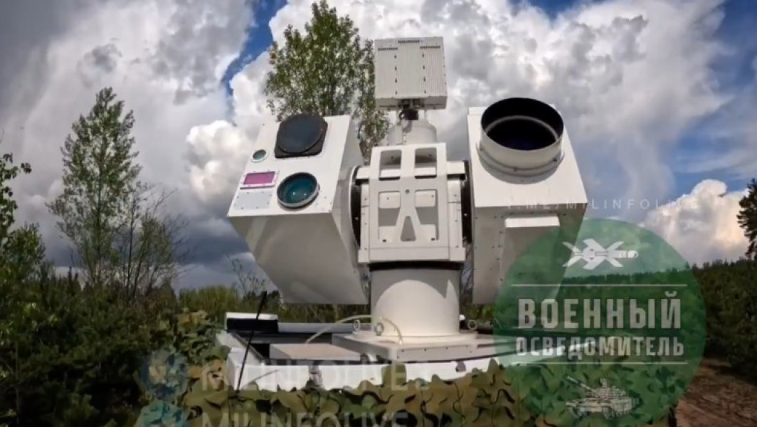 Rusia folosește o armă laser chineză pentru a doborî drone pe frontul din Ucraina, potrivit unor videoclipuri publicate pe canalele rusești de Telegram. Potrivit site-ului de analiză militară The War Zone, sistemul de apărare antiaeriană Silent Hunter, cunoscut și ca „Vânătorul silențios”, seamănă foarte mult cu sistemul chinezesc Shen Nung 3000/5000, aparent livrat Iranului anul trecut, și folosit de Rusia în aceste zile.
