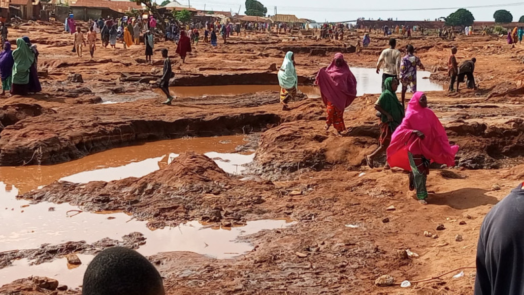 Bilantul inundatiilor din Nigeria a depasit 200 de morti, dupa ploile torentiale din saptamana trecuta, anunta marti coordonatorul pentru actiuni umanitare din statul Niger, relateaza digi24.ro. Potrivit acestuia, sute de persoane sunt in continuare date disparute, iar echipele de salvare continua sa caute victimele, chiar daca numarul exact al deceselor nu poate fi stabilit cu precizie.