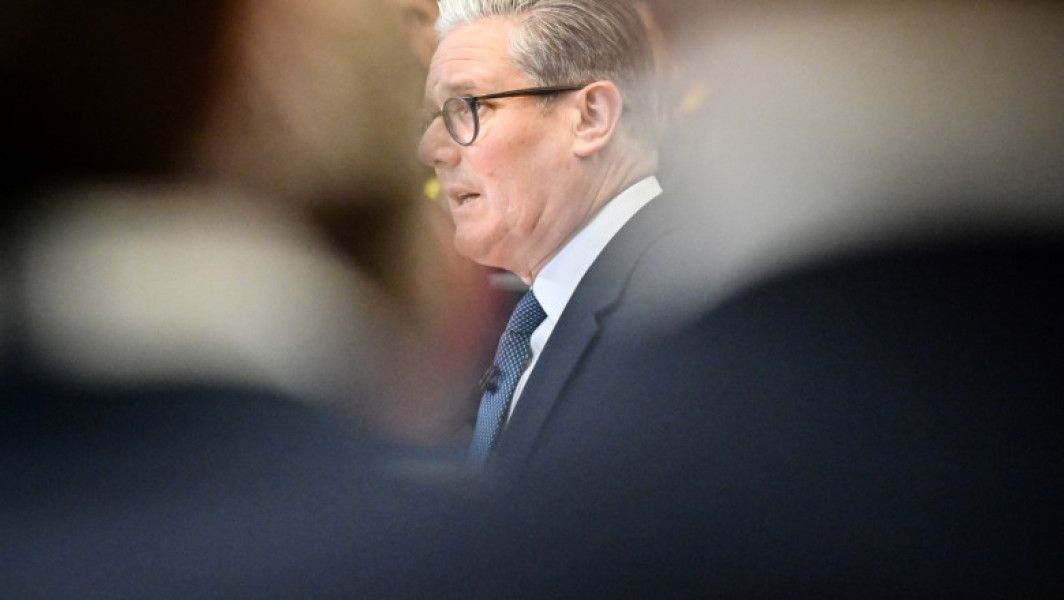 Un suspect implicat în incendierea unor proprietăți legate de premierul britanic Keir Starmer ar fi putut fi recrutate de serviciile secrete ruse prin aplicația Telegram, potrivit unei anchete realizate de Radio Europa Liberă și citate de European Pravda. Unul dintre cei patru suspecți în acest caz, Roman Lavrinovich, în vârstă de 21 de ani, a fost plasat în centrul investigației după ce s-au analizat activitățile sale online.