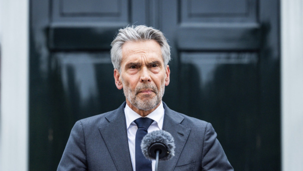 Prim-ministrul Olandei, Dick Schoof, va demisiona, relateaza digi24.ro, la cateva ore dupa ce partidul anti-musulman PVV, condus de Geert Wilders, si-a retras sprijinul pentru coalitie. Potrivit sursei, decizia vine intr-un moment tensionat, cand partidul lui Wilders cedeaza locul in coalitie, ceea ce probabil va declansa alegeri anticipate in tara.